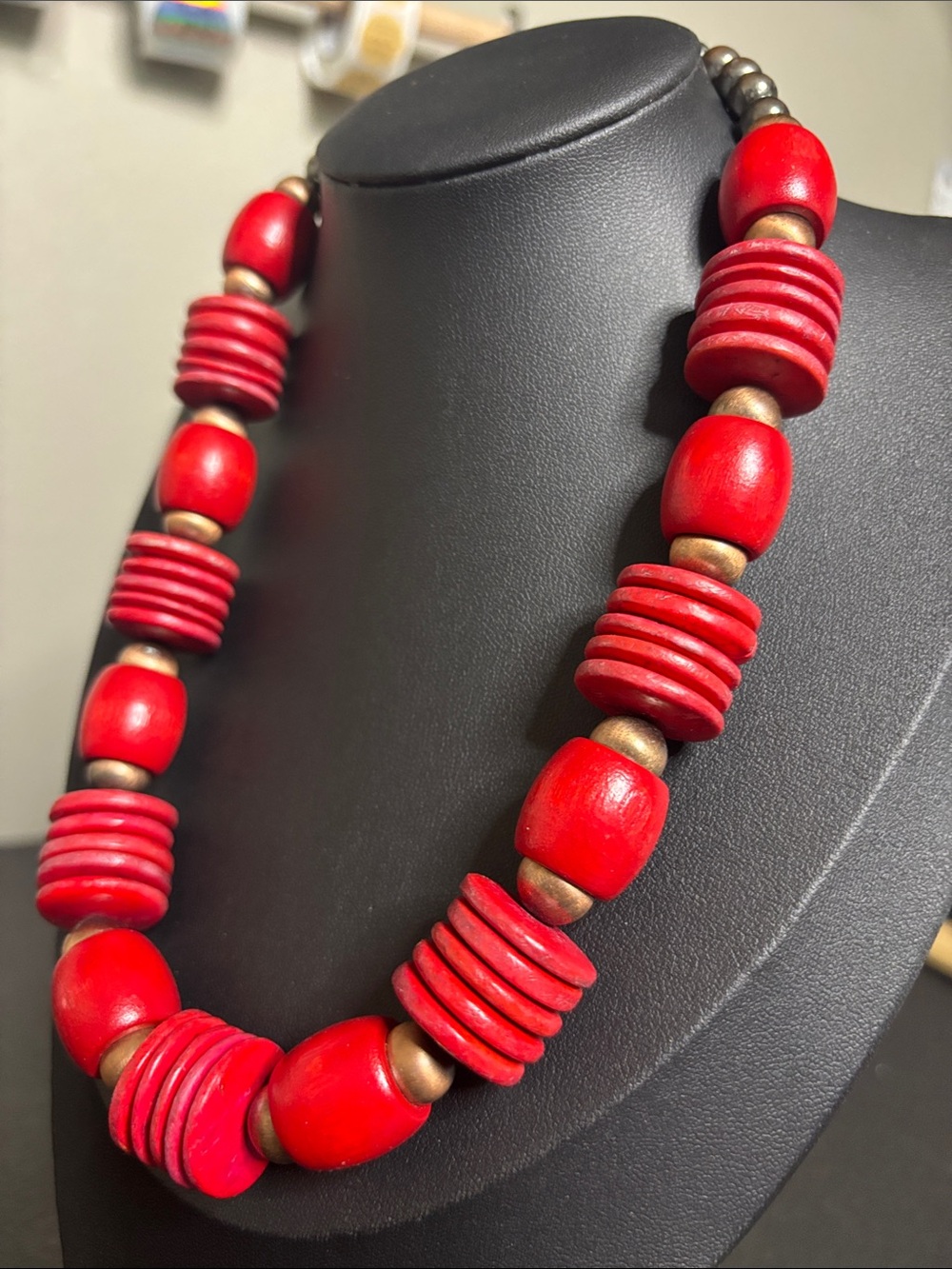 Vivian Vintage Chunky Bold Red Wooden Bead Statement Necklace - Picture 3 of 7